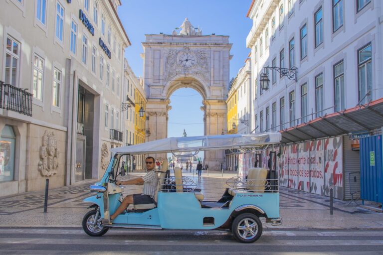 Tuk-tuk under the Rua Augusta Arch in Baixa